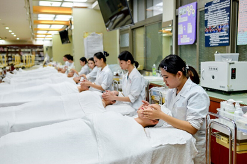 崇仁醫專美容保健科學生在校練習美膚美體技術實習