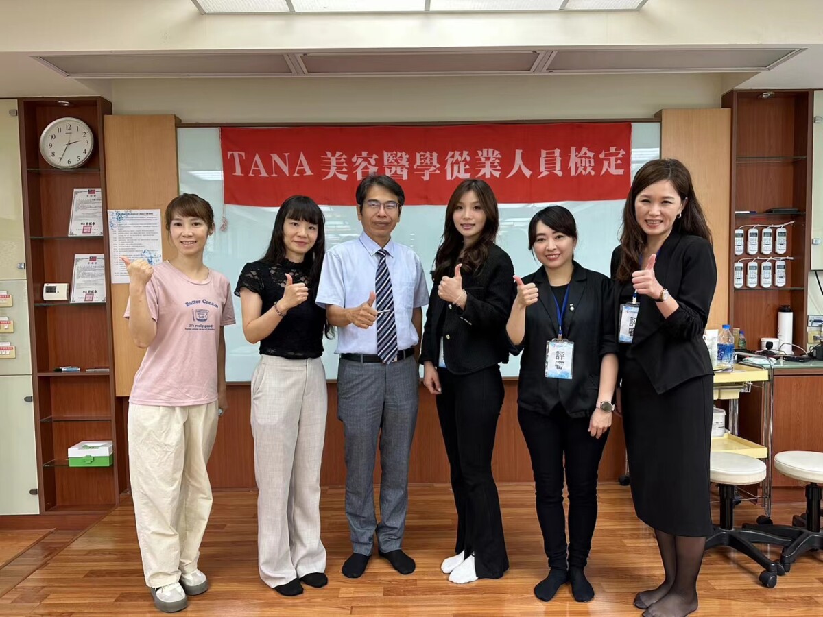 崇仁黃財尉校長與評審試場合影