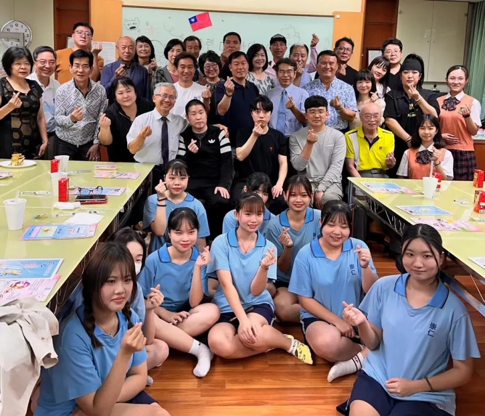 韓國社會公益團體友人與黃財尉校長及美保科師生合影