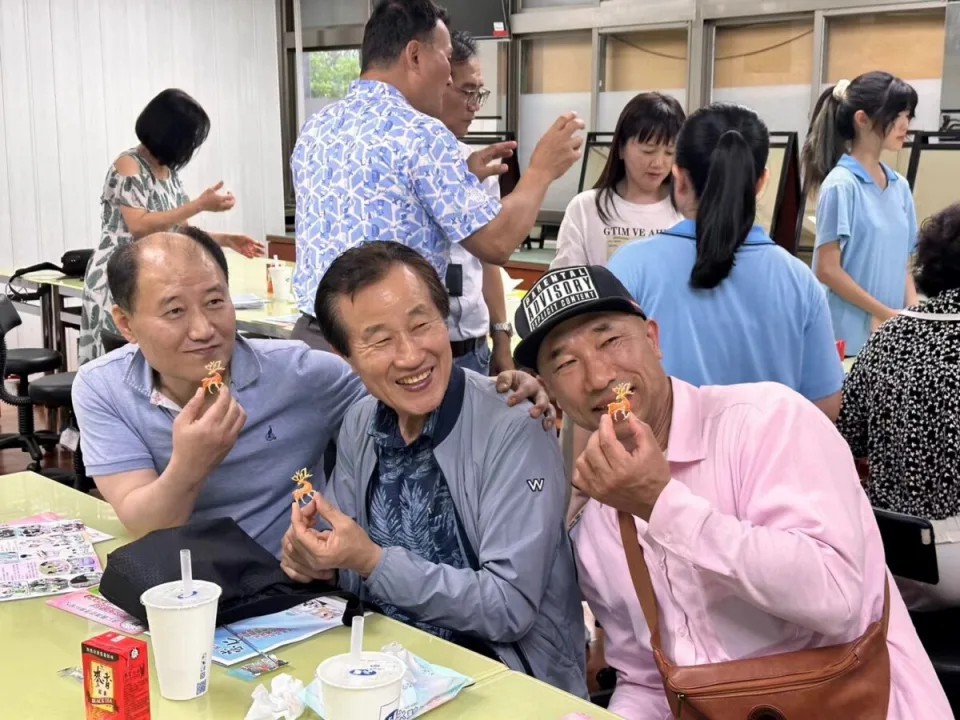 韓國友人製作胸針成品後合影