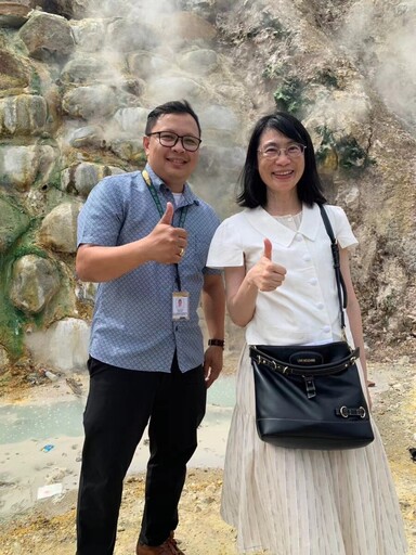 崇仁醫專護理科吳香萍主任及菲律賓SPUD護理學院院長Cliford Lilat合影
