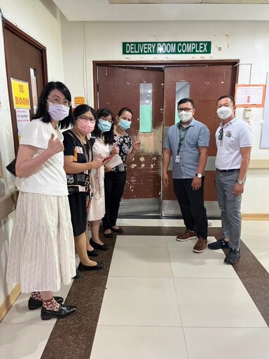 崇仁醫專護理科教師吳香萍、吳寳觀、劉麗君及菲律賓SPUD護理學院院長Cliford Lilat與該校主管醫院產房外合影