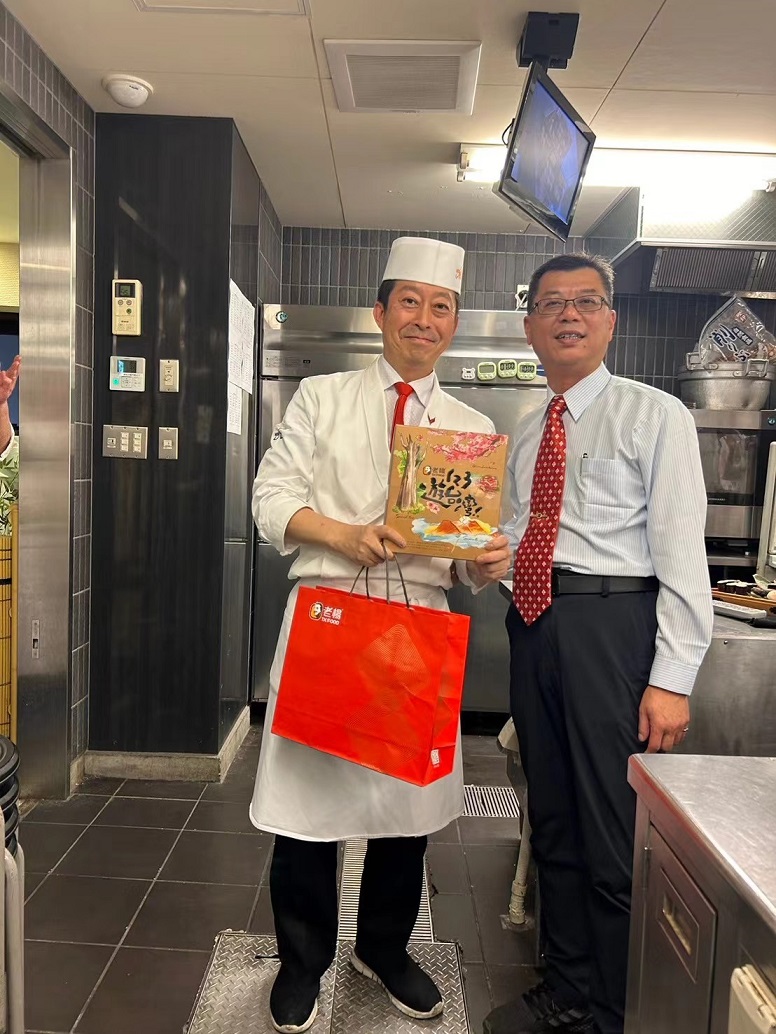 崇仁帶隊老師蕭憲仁與日本廚師長教授合影