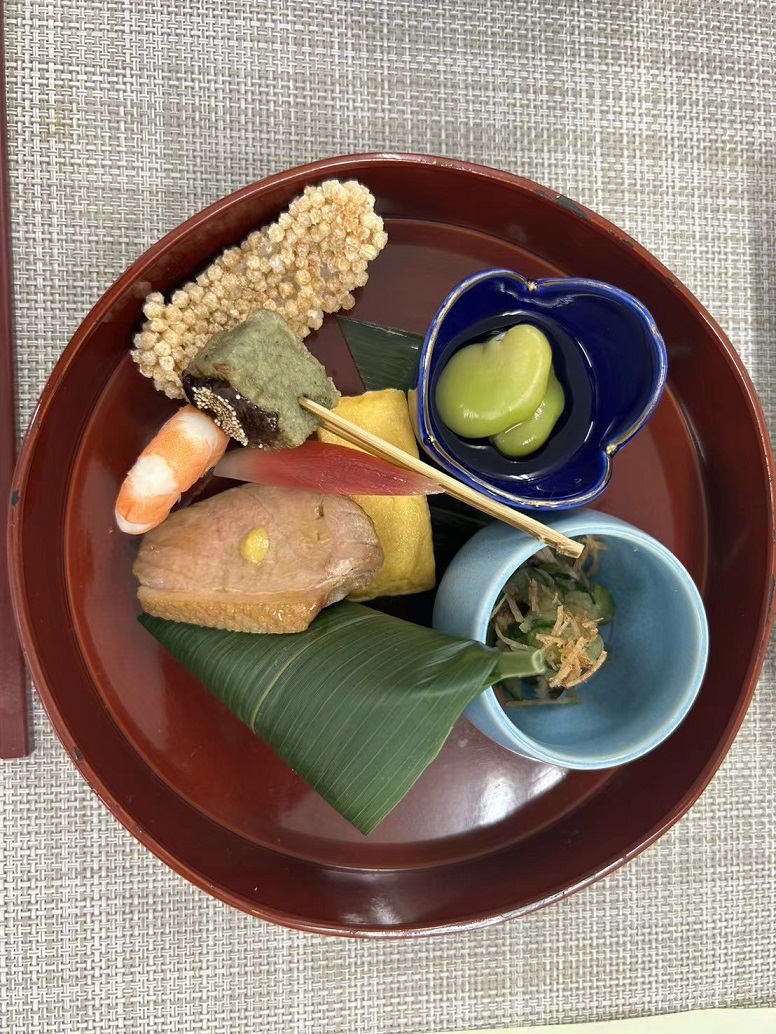 同學完成懷石料理前菜