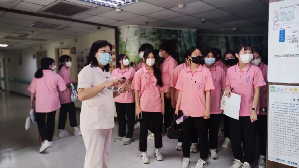 崇仁護理專科學校老人服務事業管理科55位學生，在老師帶領下來到朴子醫院進行實務教學與參訪活動