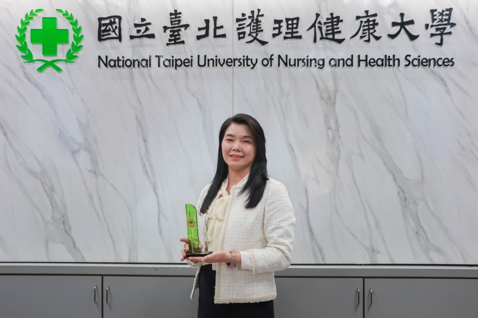 本校第13屆吳淑芳校友現任國立臺北護理健康大學校長，全校師生祝賀