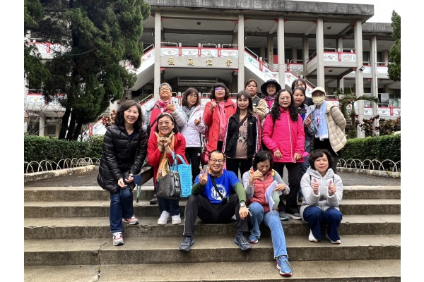 1111227第一屆懷正×崇仁醫護公益路跑暨美食園遊嘉年華-老師們團拍合照