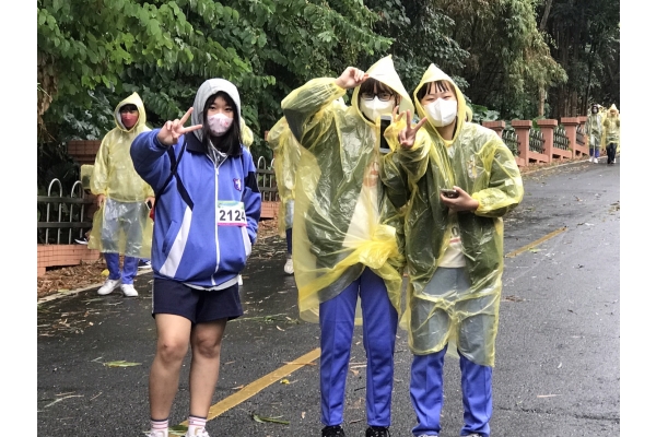 同學雨中路跑中開心合照