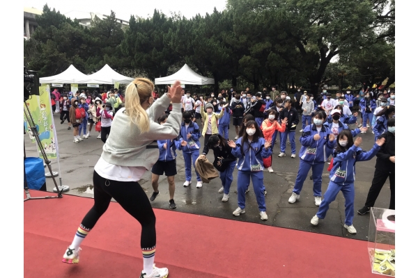 活動現場熱身帶動操