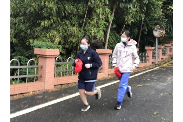 同學們活動現場忙碌狀況側拍