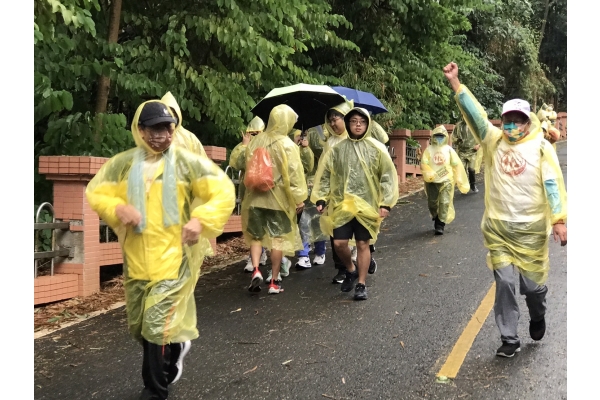 活動結束同學們體力用盡疲憊側拍